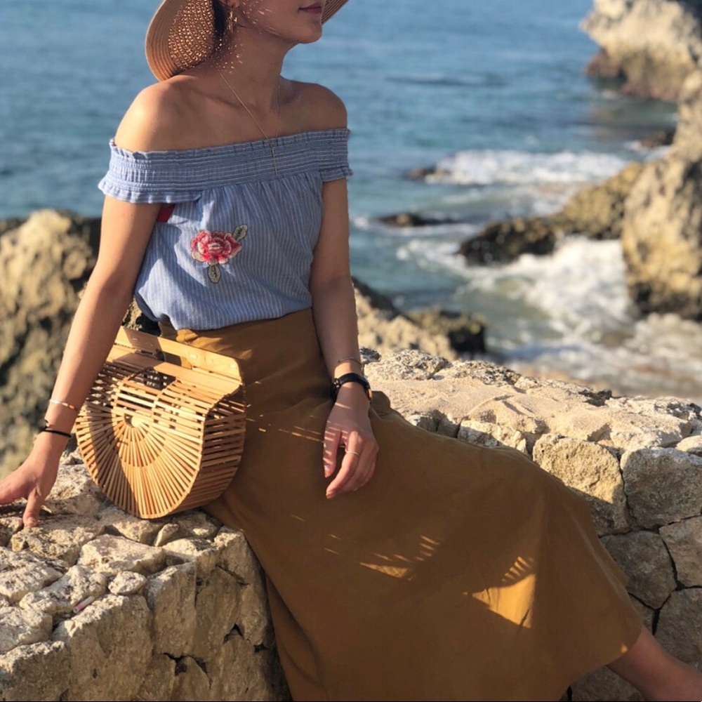 By JOA Off-the shoulder Crop Top
